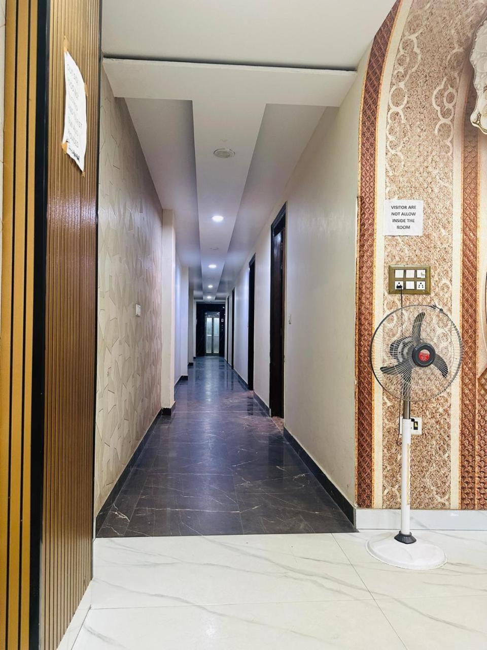 S R Palace - Free Airport Drop For Minimum 05 Nights - 5 Mins From Igi & Domestic Airport Delhi New Delhi