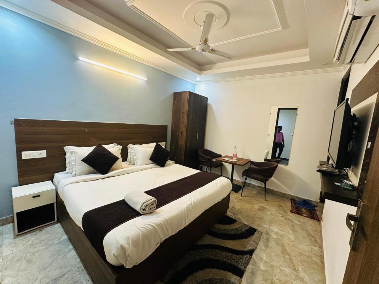 S R Palace - Free Airport Drop For Minimum 05 Nights - 5 Mins From Igi & Domestic Airport Delhi
