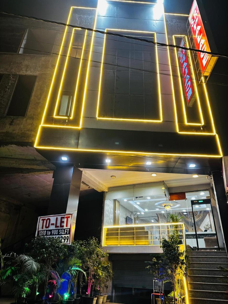 S R Palace - Free Airport Drop For Minimum 05 Nights - 5 Mins From Igi & Domestic Airport Delhi 3*