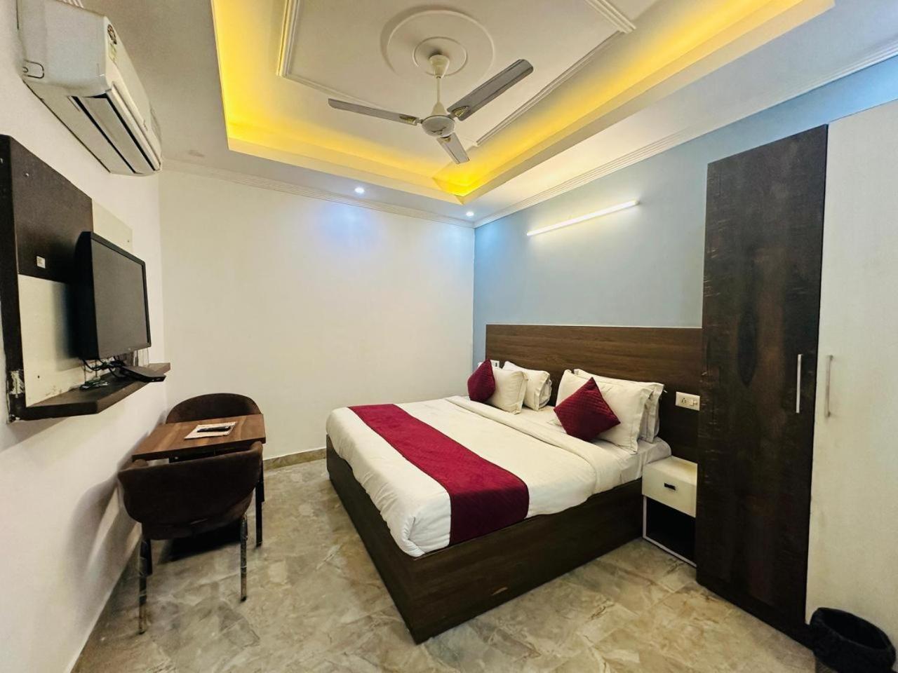 Hotel S R Palace - Free Airport Drop For Minimum 05 Nights - 5 Mins From Igi & Domestic Airport Delhi 3*
