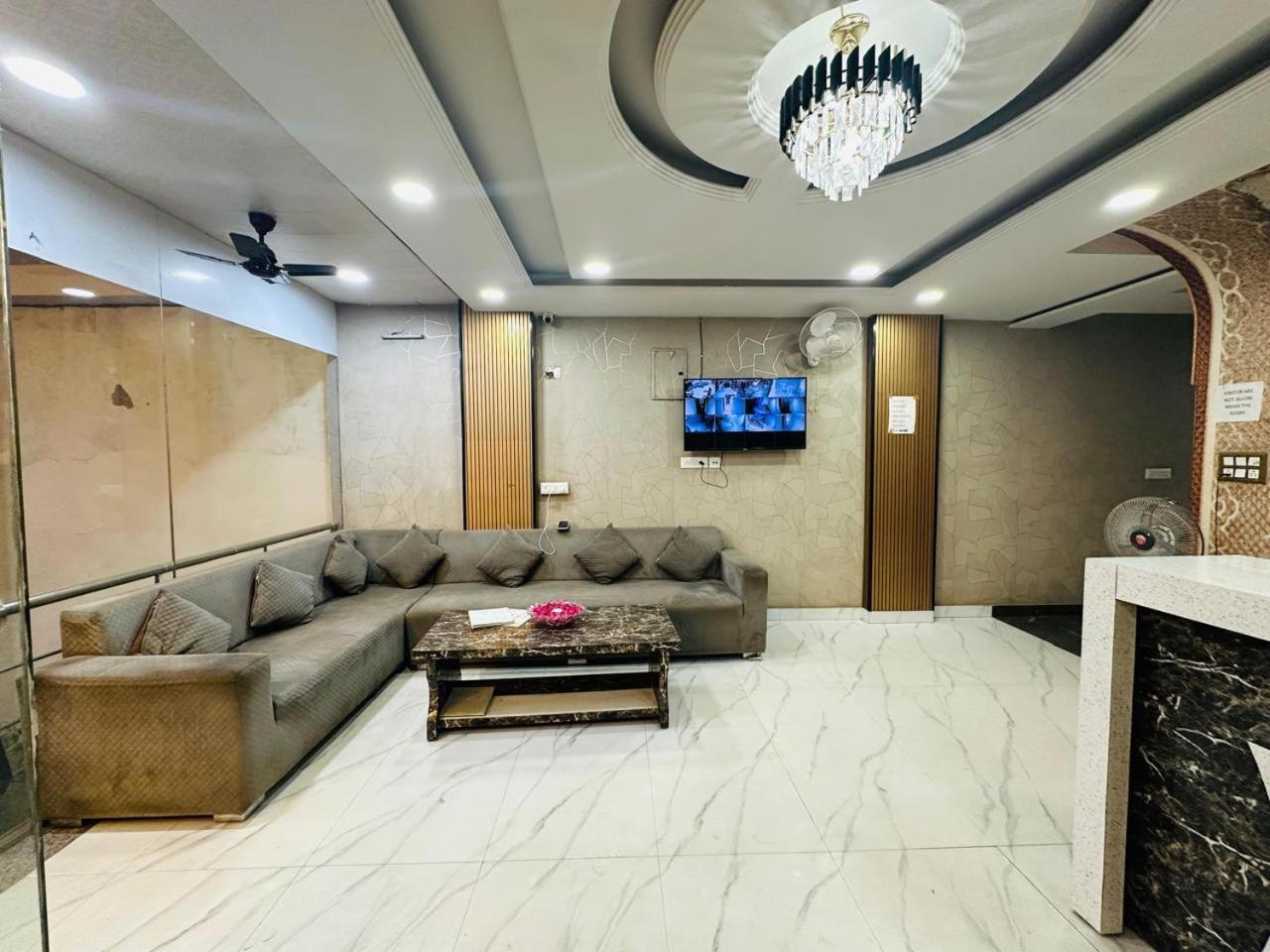 S R Palace - Free Airport Drop For Minimum 05 Nights - 5 Mins From Igi & Domestic Airport Delhi 3* New Delhi