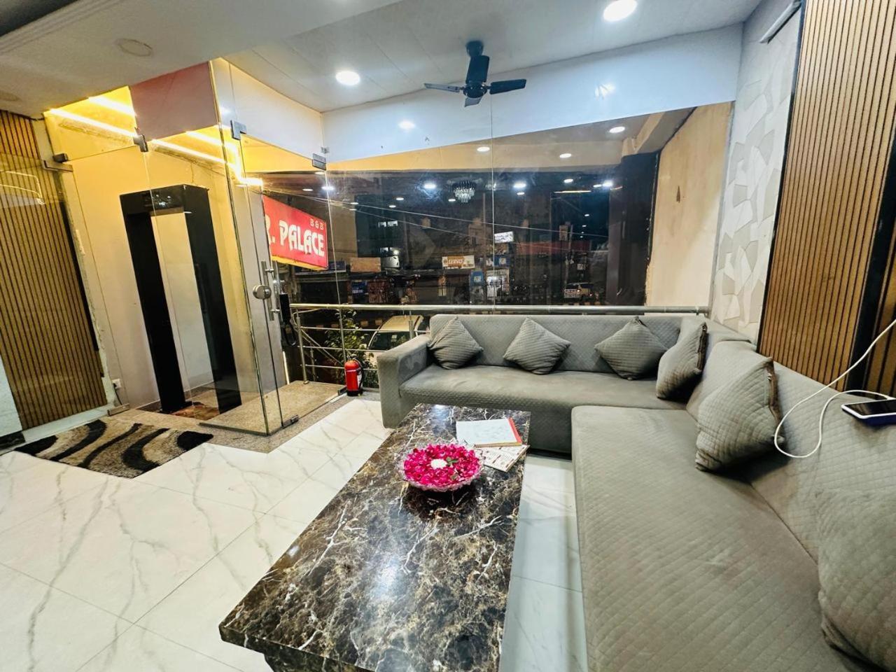 S R Palace - Free Airport Drop For Minimum 05 Nights - 5 Mins From Igi & Domestic Airport Delhi