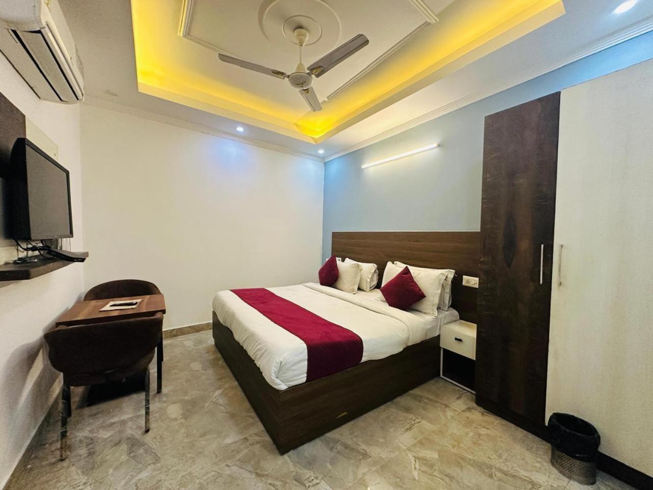 S R Palace - Free Airport Drop For Minimum 05 Nights - 5 Mins From Igi & Domestic Airport Delhi 3* New Delhi